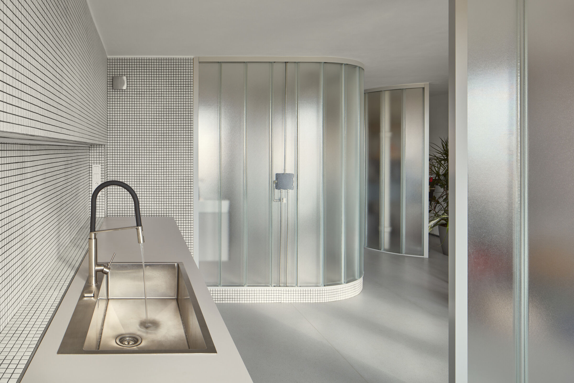 neuhausl-hunal-sculptors-apartment-radek-ulehla-10.jpg
